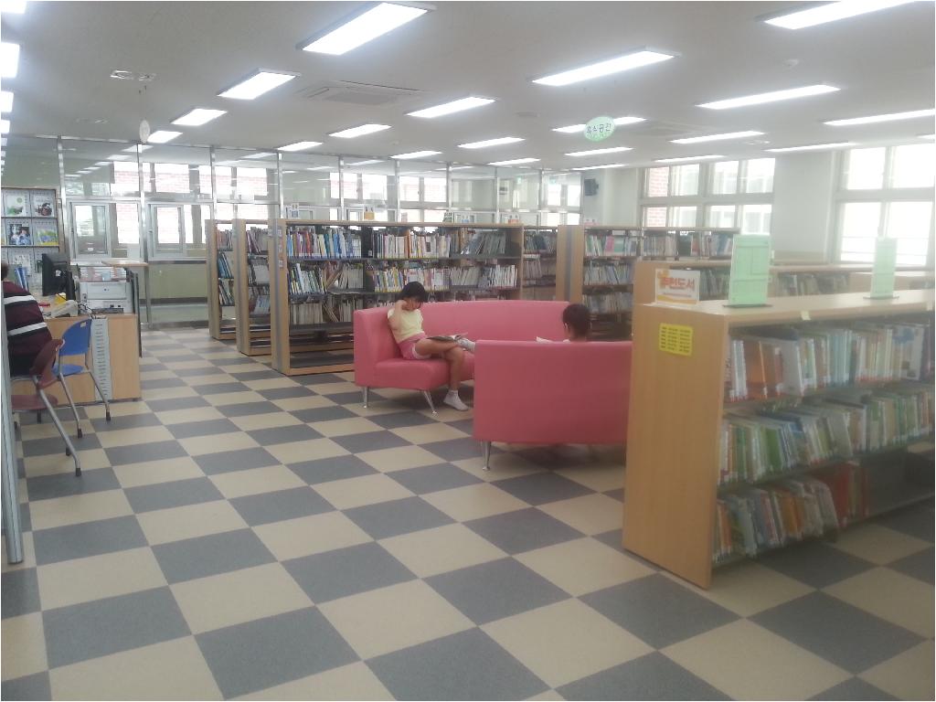 수정초 도서실